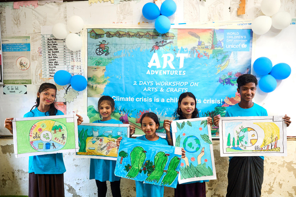 コックスバザールのロヒンギャ難民キャンプで行われた、アートを通して気候変動について学ぶワークショップに参加した子どもたち。(バングラデシュ、2023年11月14日撮影)