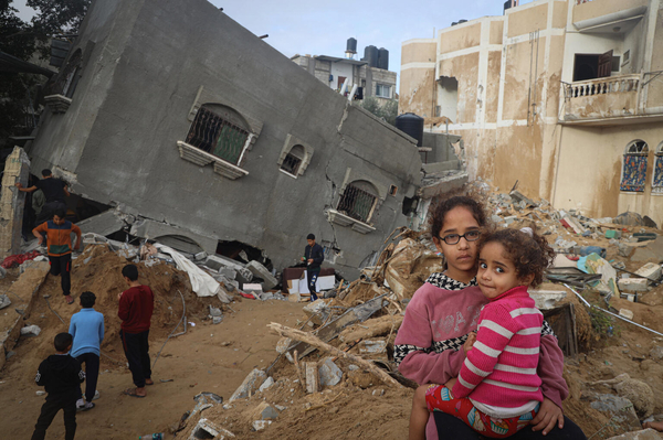 南部ラファの自宅が破壊された4歳のザラちゃんと12歳のアビアさん姉妹。「おもちゃも服も勉強道具も全部なくなった。教科書もないし学校はどうしたらいいの…」と、アビアさんは話す。(ガザ地区、2023年11月26日撮影)