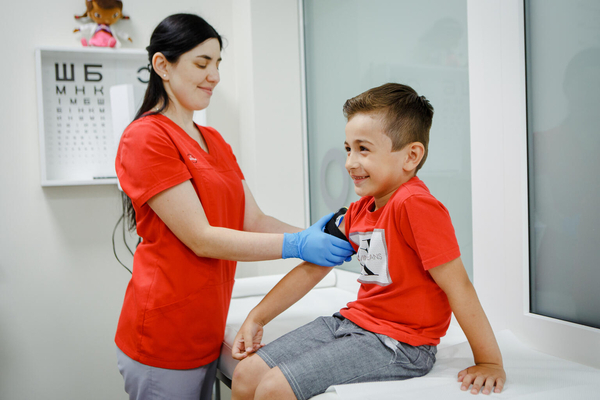 ウジホロドで、はしかの予防接種前に診察を受ける6歳のミハイリクさん。(ウクライナ、2023年7月撮影)