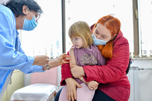 スコピエの保健所で、はしかや風疹、おたふくかぜの予防接種を受ける4歳のイザベラちゃん。(北マケドニア、2022年1月撮影)