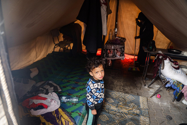 ハンユニスの避難所で、家族と生活する5歳のアミルちゃん。北部のベイトラヒアにある自宅に戻れる日を願っている。(ガザ地区、2023年12月6日撮影)