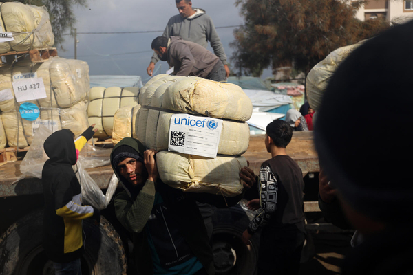 南部のナセル病院に届いた、ユニセフ支援物資の毛布4,000枚。(ガザ地区、2023年12月13日撮影)