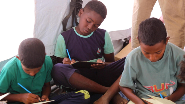 アトバラにあるユニセフの子どもにやさしい空間で、絵を描く国内避難民の子どもたち。(スーダン、2023年7月撮影)