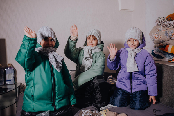 オデーサで、ユニセフ支援で受け取った冬服を着用する子どもたち。(ウクライナ、2023年11月11日)
