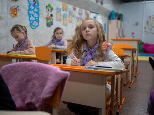 ハルキウの地下鉄の駅構内で、授業を受ける子どもたち。(ウクライナ、2023年11月7日撮影)