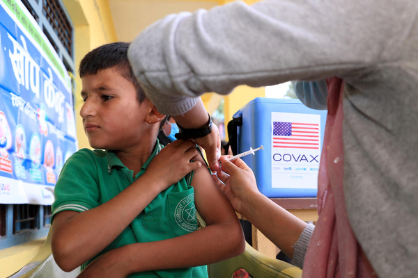 全国27地区の5歳から11歳の子どもを対象とした新型コロナウイルス感染症の予防接種キャンペーンで、ワクチン接種を受ける9歳のヘムさん。ワクチンは、COVAXを通じて220万人の子どもたちへ届けられた。(ネパール、2022年6月撮影)