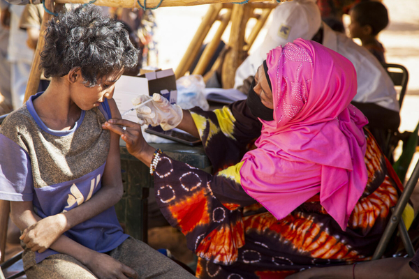 メナカの国内避難民キャンプで行われた予防接種キャンペーンで、COVAXを通じて届いた新型コロナウイルス感染症のワクチン接種を受けるマダニさん。(マリ、2022年12月撮影)