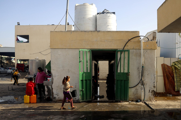 ラファの避難所で、トイレに併設されている手洗い場に水を汲みに行く女の子。安全な水が不足しているガザ地区では、感染症蔓延のリスクが高まっており、特に子どもたちの命が危険にさらされている。(ガザ地区、2023年12月6日撮影)