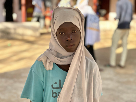 ハルツームからジャジーラ州のワドメダニに逃れたが、ワドメダニでも戦闘が激化し、センナール州へ逃れた12歳のタワスルさん。「未来を考えることができない」と嘆く。(スーダン、2023年12月18日撮影)