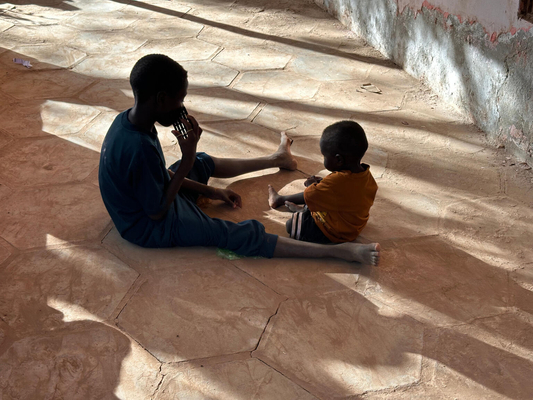 センナール州の避難所で遊ぶ子どもたち。ジャジーラ州のワドメダニで激化する戦闘から逃れるため、多くの家族が避難している。(スーダン、2023年12月18日撮影)