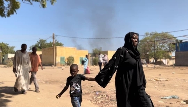 戦闘が激化するワドメダニから徒歩で避難してきた家族。(スーダン、2023年12月17日撮影)