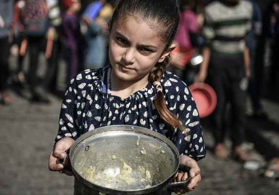 南部のラファで、慈善団体による炊き出しを受け取った7歳のセリーンさん。「ほんの少しだけ、食べられたよ。昨日のお昼からずっと食べ物がなかったの」と話す。(ガザ地区、2023年12月19日撮影)