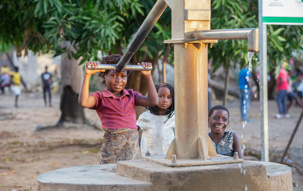 コレラに感染しないよう、ケリマリの保健センターにある井戸から安全な水を汲む9歳のギゼラさん。サイクロン「フレディ」により、自宅が破壊され一時避難所の小学校で生活している。(モザンビーク、2023年3月撮影)