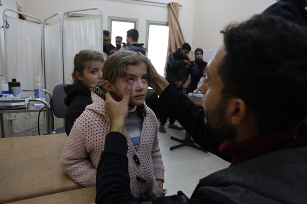 アル・アクサ大学内の避難所で診察を受ける女の子。「1日に約200人の子どもを診察していますが、ほとんどの子どもに下痢や皮膚炎の症状があります」と、医師は話す。(ガザ地区、2024年1月11日撮影)