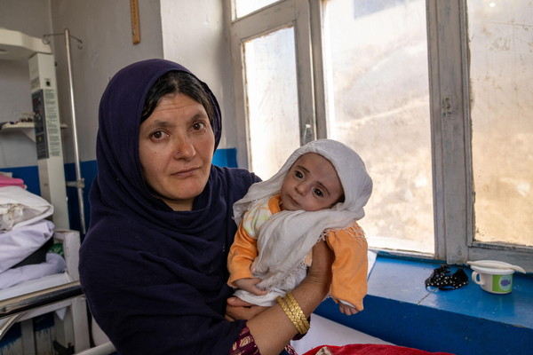 中部のニリにある病院で、栄養不良の治療を受ける子ども。(アフガニスタン、2023年12月7日撮影)