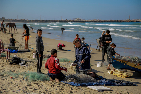 食料を確保するため、海岸で釣りをする子どもたち。(ガザ地区、2024年1月11日撮影)
