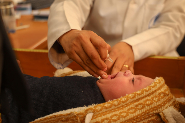 南部のラファウにある保健所で、ユニセフが支援するワクチンの予防接種を受ける子ども。(ガザ地区、2024年1月4日撮影)