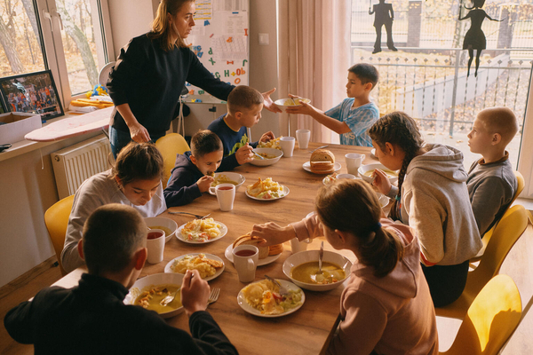 ウクライナからポーランドへ避難した、児童養護施設で暮らす子どもたち。ユニセフなどの支援を受け、ウクライナ出身の職員に見守られ、暮らしやすい環境の中で生活している。(ポーランド、2022年10月撮影)