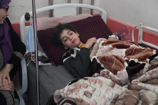 友達と遊んでる時に爆撃に巻き込まれ、腹部を負傷しハンユニスのアル・ナセル病院で治療を受けた11歳のサマさん。感染症にかからないよう、術後は隔離された病室で入院している。(ガザ地区、2024年1月17日撮影)