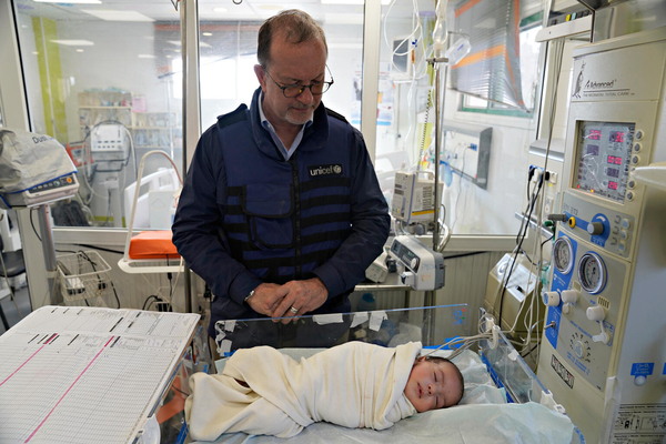 ナセル病院の新生児集中治療室(NICU)にいる新生児を見守る、ユニセフ事務局次長のテッド・チャイバン。生まれつき心臓に病気があるが、ガザにはこの病気に対する専門医がおらず、治療も受けられない状態である。(ガザ地区、2024年1月17日撮影)