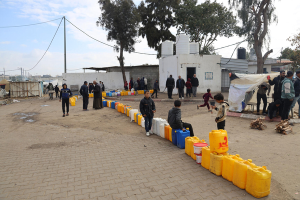 避難所で、水を汲むために水タンクを並べて待つ人たち。(ガザ地区、2024年1月11日撮影)