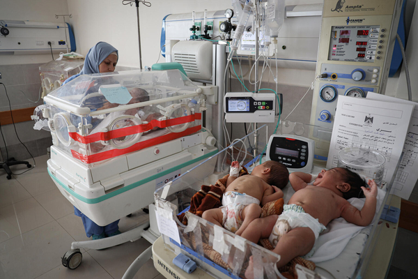 エミラティ産科病院にいる生まれたばかりの赤ちゃん。(ガザ地区、2024年1月12日撮影)