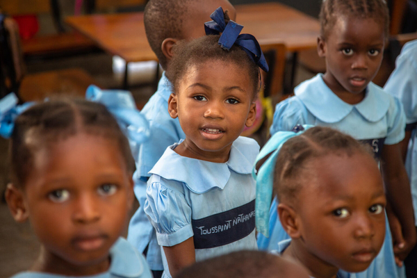 ポルトープランスにあるユニセフなどが支援する学校で、授業を受ける子どもたち。最も脆弱なコミュニティで暮らす子どもたちがこの学校に通っている。(ハイチ、2023年6月撮影)