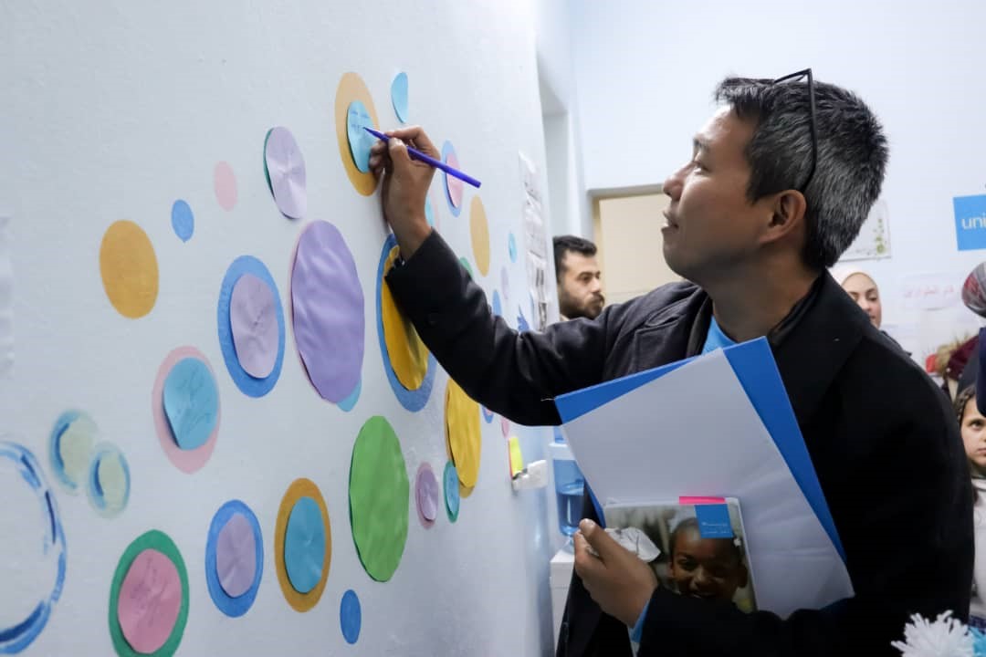 ユニセフが支援するインクルーシブ学習センターを訪れるユニセフ・シリア事務所副代表の根本巳欧。障がいのある子どもや学校に行っていない子どものために教育や保護などのサービスを提供している。(シリア・アレッポ)