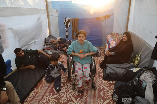 紛争により家族を亡くし、隣の家が爆撃を受けた影響により左足を切断した11歳のラザンさん。(ガザ地区、2024年1月8日撮影) 