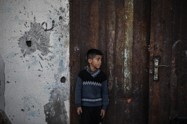 戦闘に怯えながら避難生活を送る11歳のカリームさん。「家族を失ってしまうのではないかといつも考えてしまう。夢で見ることもある」と話す。(ガザ地区、2024年1月4日撮影)