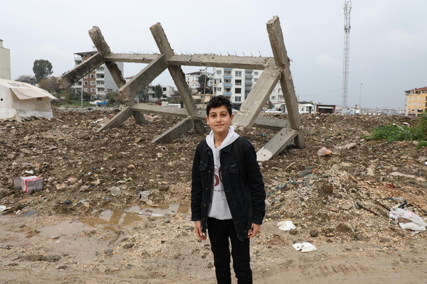 南東部で被災し、1年ぶりに再開した学校へ向かう14歳のウムットさん。(トルコ、2024年1月23日撮影)