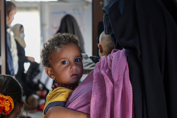 ラッカの農村部にある難民キャンプ内のユニセフが支援する保健所で、健康チェックを受けに来た生後11カ月のアフマドちゃん。(シリア、2023年10月撮影)