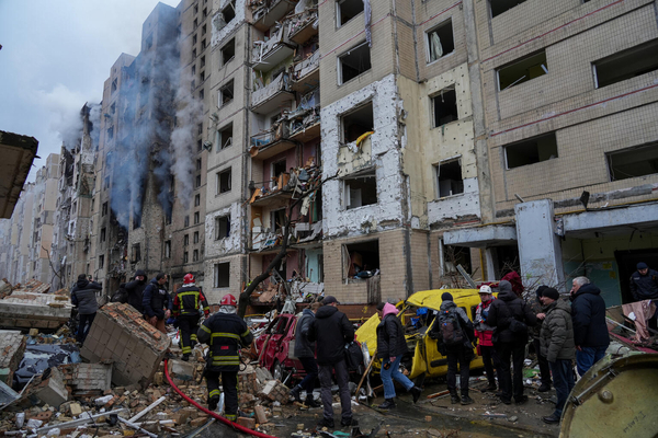 首都キーウで、砲撃を受けた建物から被害を受けた人を救助している様子。(ウクライナ、2024年1月2日撮影)