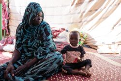 ジャジーラ州からカッサラ州の避難所にたどり着いた親子。すでに4つの町を移動しており、最終目的地のアトバラを目指している。(スーダン、2024年1月2日撮影)