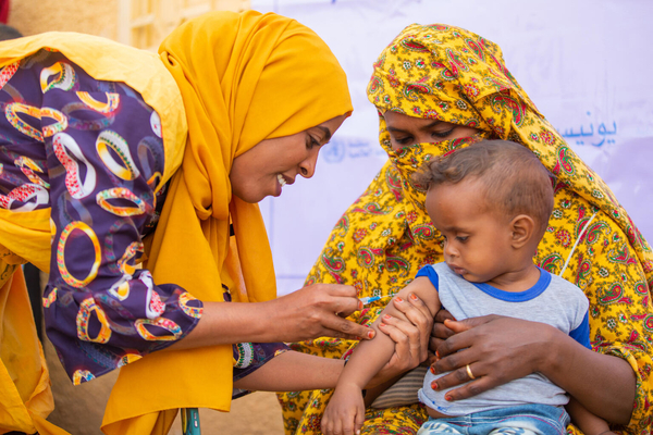 ジャジャーラ州からカッサラ州に避難し、はしかと風しんの予防接種を受ける男の子。(スーダン、2024年1月26日撮影)