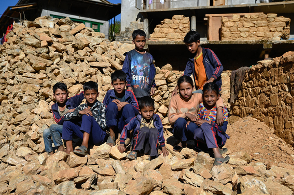 西ルクム郡の農村部で被災した子どもたち。ユニセフは学校が修復されるまでの間、過酷な気象状況にも耐えられる学習センターを23カ所に設置した。(ネパール、2024年2月3日撮影)