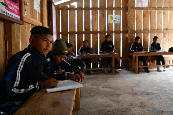 ユニセフの支援により、ジャジャルコット郡に建設された学習センターで、授業を受ける子どもたち。(ネパール、2024年2月4日撮影)