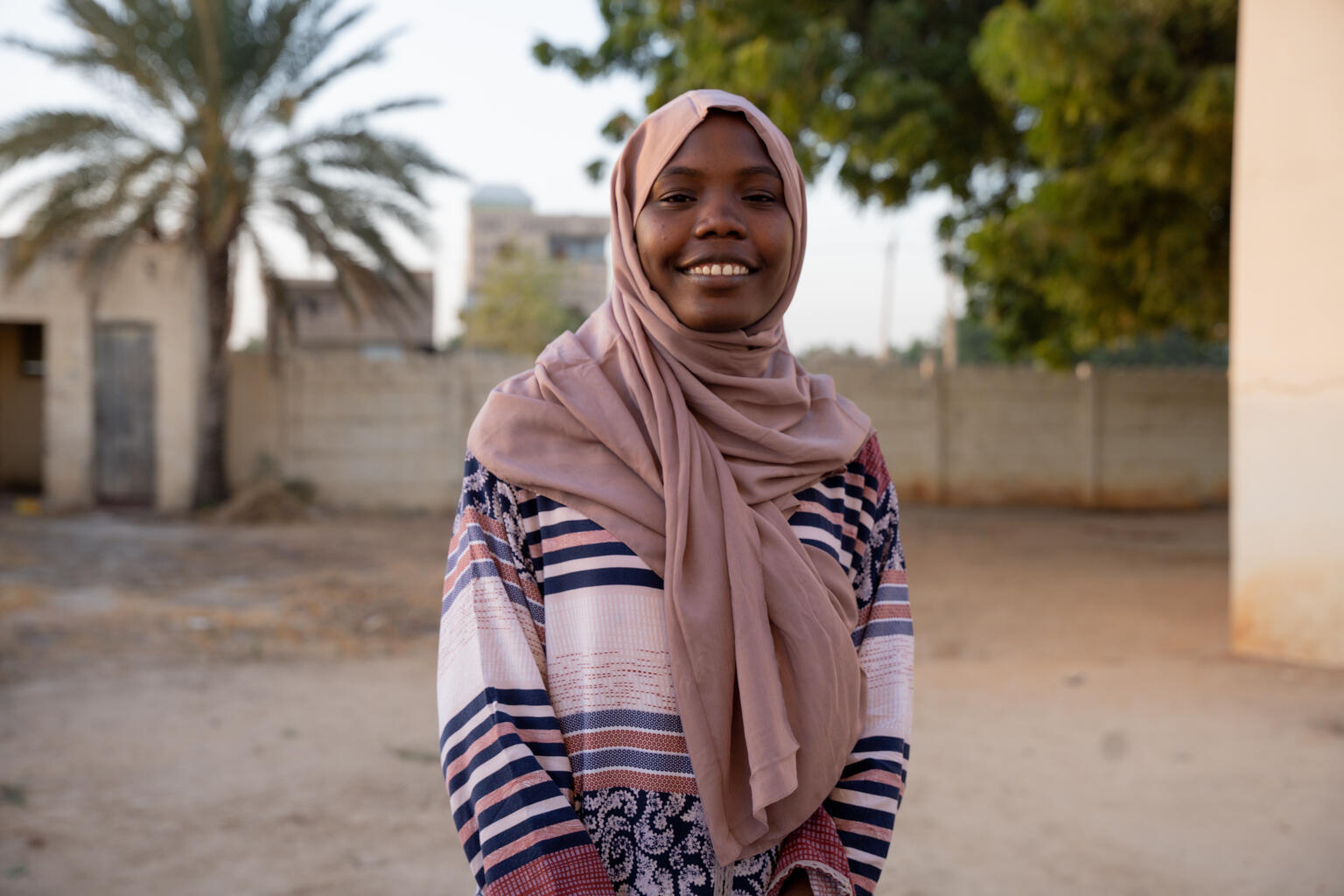南コルドファンの村で、女性器切除(FGM)や児童婚のような伝統的な慣習が有害であることについて学んだ20歳のハリマさん。