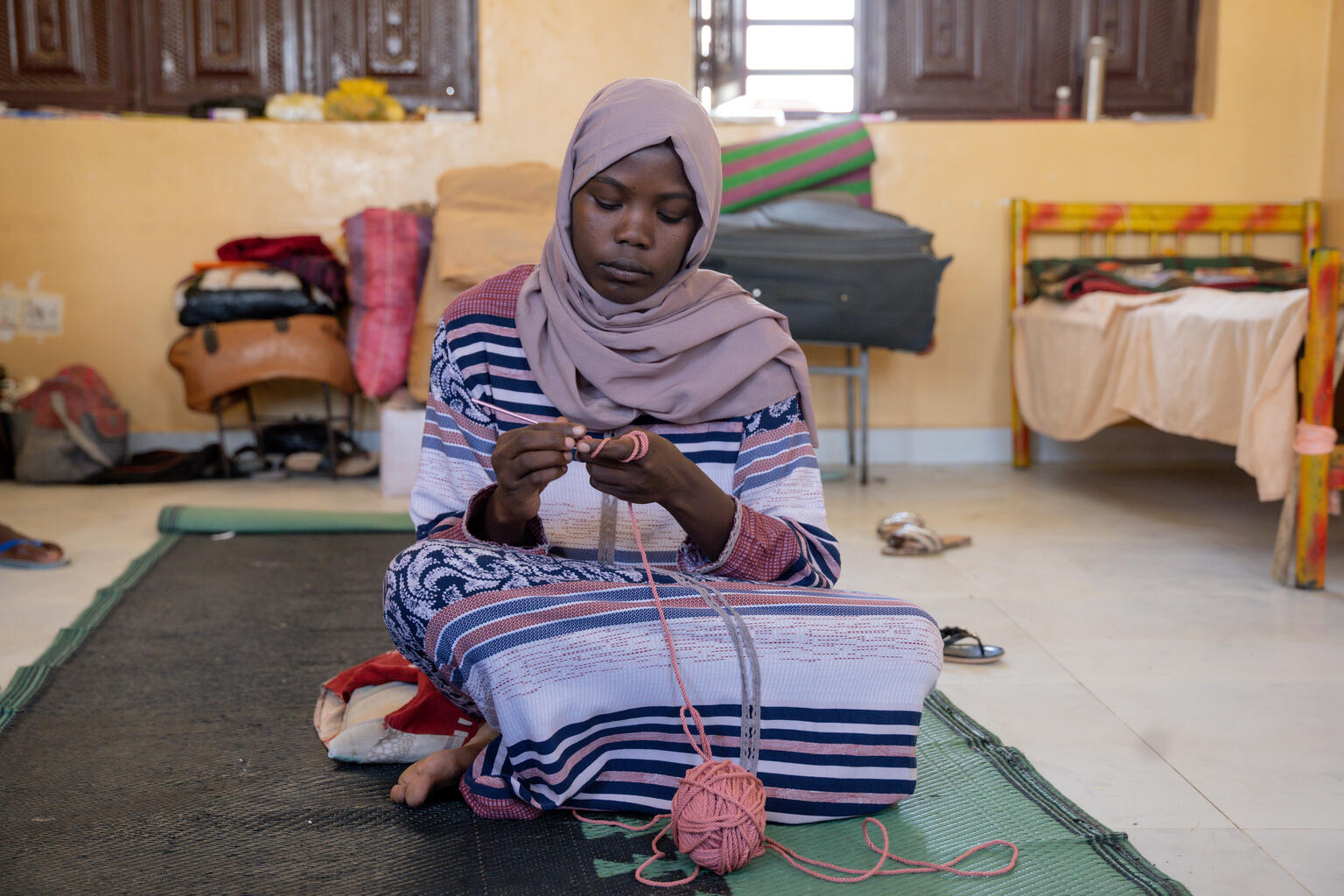 ワークショップで学んだ鍵編みをするハリマさん。(スーダン、2023年11月撮影)