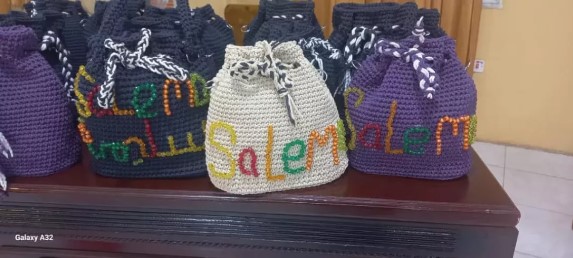 サリーマのメッセージが含まれたかぎ針編みのバッグ。