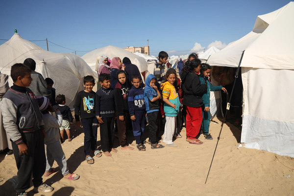 ラファのユニセフが支援する小児科のテントで、栄養状態を診てもらうため列に並ぶ子どもたち。(ガザ地区、2024年2月15日撮影)