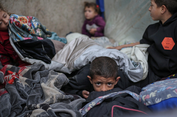 戦闘が続く過酷な環境の中、テントで横になる子どもたち。(ガザ地区、2024年1月31日撮影)
