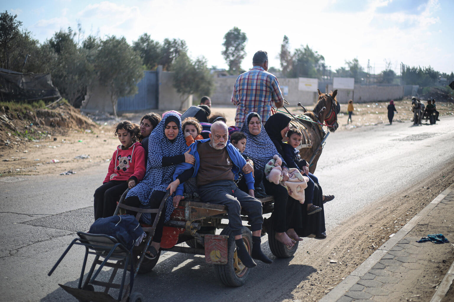 ガザ地区で敵対行為が続く中、ガザ地区南部に向かっている人々。（パレスチナ・ガザ、2023年11月撮影）