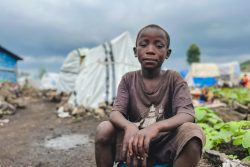 北キブ州のサケから逃れ、ゴマの国内避難民キャンプにたどり着いた10歳のキクルさん。「僕の家に爆弾が当たって戦闘も激しくなったから逃げてきた」と話す。(コンゴ民主共和国、2024年2月15日撮影)