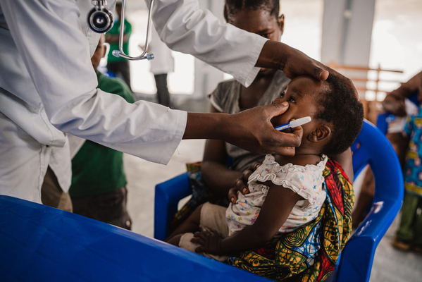 ゴマ近くの国内避難民キャンプにあるユニセフなどが設置した移動式保健クリニックで、診察を受ける2歳のクイーンちゃん。(コンゴ民主共和国、2024年2月20日撮影)