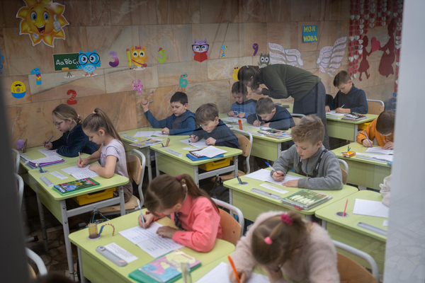 ハルキウの地下鉄の駅にあるユニセフの支援により設置された学校で、授業を受ける子どもたち。(ウクライナ、2024年2月21日撮影)