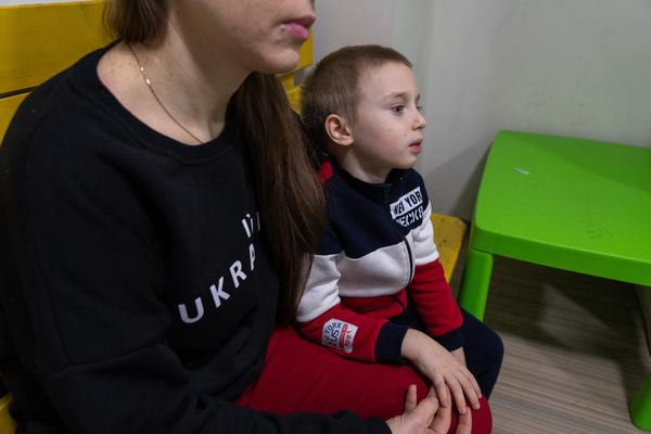 戦争によりトラウマを抱える5歳のアルトゥールちゃんと母親。親子は心理学者から心のケアを受けている。(ウクライナ、2024年2月21日撮影)