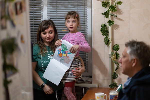 自宅が破壊され祖父母の家に避難した6歳のアリサさんは、不安とストレスを抱えている。(ウクライナ、2024年2月20日撮影)