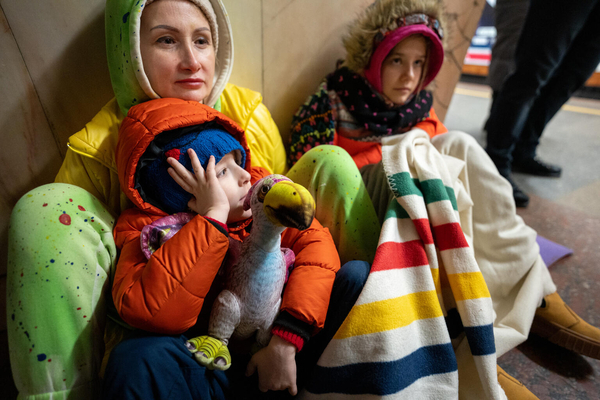 キーウの地下鉄のホームに座り込む家族。3日前に爆撃を受けた隣の家の破片が自宅に直撃し、危険を感じた一家はシェルターに避難した。(ウクライナ、2024年1月撮影)