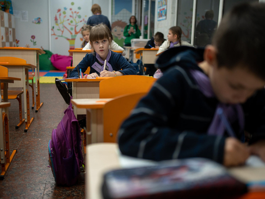 ハルキウの地下鉄の駅構内で、授業を受ける子どもたち。(ウクライナ、2023年11月撮影)